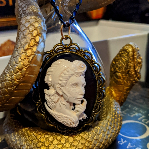 Goth Cameo Woman with Owl - Picture 2 of 8